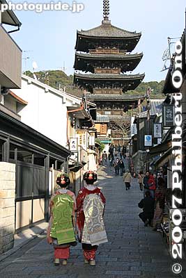 Pagoda and maiko
Keywords: kyoto pagoda maiko geisha woman kimono