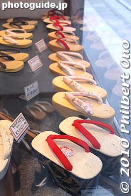 Pokkuri clogs worn by maiko. Very expensive ones going for 51,000 yen per pair.
Keywords: kyoto