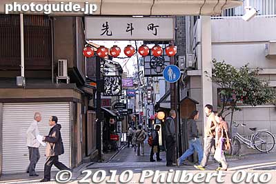 Ponto-cho alley, enclave of geisha.
Keywords: kyoto