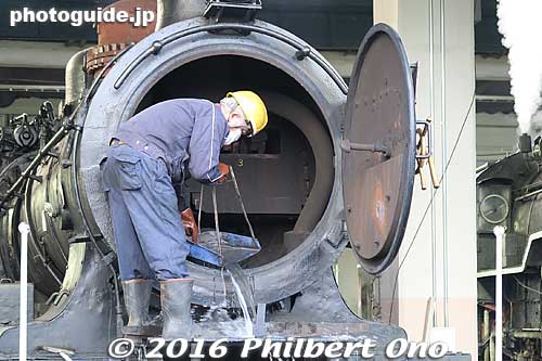 Cleaning a steam locomotive.
Keywords: Kyoto Railway railroad train Museum steam locomotive