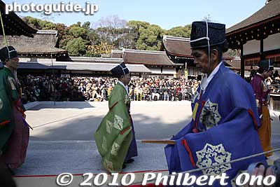 The kemari players include women. Kemari originated in China.
Keywords: kyoto kemari matsuri festival shimogamo shrine jinja