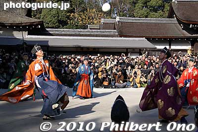 Sometimes the ball went way up, and once it went up on the roof. These players weren't so skilled in my opinion.
Keywords: kyoto kemari matsuri festival shimogamo shrine jinja
