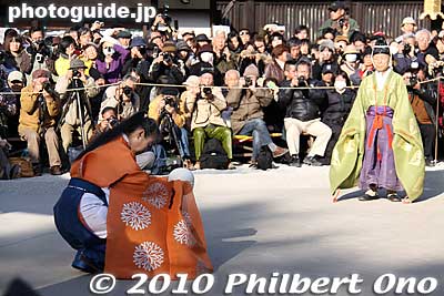 Female kemari player.
Keywords: kyoto kemari matsuri festival shimogamo shrine jinja