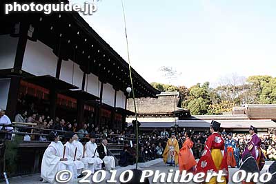 The ball falls off the roof after it was kicked way too high.
Keywords: kyoto kemari matsuri festival shimogamo shrine jinja