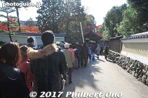 Long line to enter Tofukuji, but it progressed quickly enough.
Keywords: kyoto higashiyama-ku tofukuji temple zen fall autumn foliage leaves maples