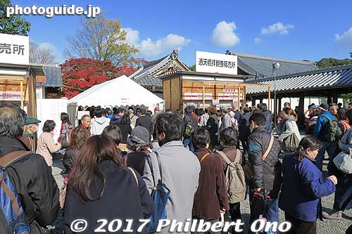 There was a line to get into the temple (¥400 admission).
\\
Keywords: kyoto higashiyama-ku tofukuji temple zen fall autumn foliage leaves maples