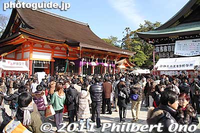 On the left is Yasaka Shrine's Honden or main worship hall. The shrine worships Susanoo-no-Mikoto which also the god of waka poetry.
Keywords: kyoto yasaka jinja shrine matsuri festival new year's hatsumode