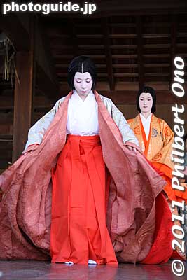 This woman prepares to sit on the floor.
Keywords: kyoto yasaka jinja shrine karuta matsuri festival new year's 