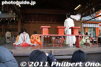 The priest blesses the karuta players as he waves his sacred staff.
Keywords: kyoto yasaka jinja shrine karuta matsuri festival new year's 