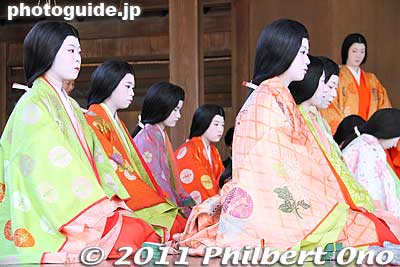 At least a few of them are college students.
Keywords: kyoto yasaka jinja shrine karuta card game matsuri festival new year's 