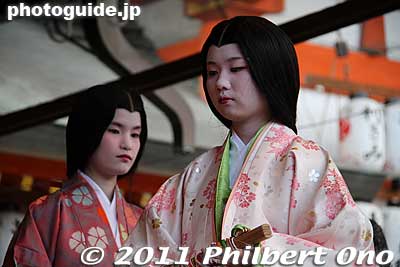 Keywords: kyoto yasaka jinja shrine karuta card game matsuri festival new year's kimono women 