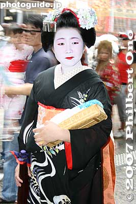 Maiko poses in front of the Naginata-boko float across the street in Kyoto
Keywords: kyoto gion matsuri festival summer float maiko geisha japangeisha