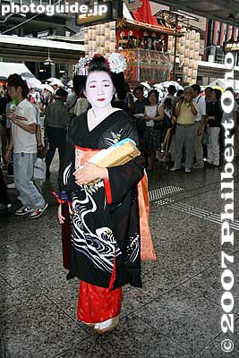 A real crowd pleaser. Thanks for posing!
Keywords: kyoto gion matsuri festival summer float maiko geisha