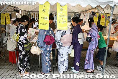 Souvenir hunters. Cheap geta clogs and yukata (made in China) are sold.
Keywords: kyoto gion matsuri festival summer float