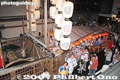 Outside view from the house connected to the float.
Keywords: kyoto gion matsuri festival summer float yoiyama