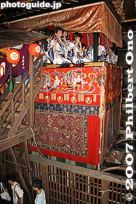Bridge to the Minami-Kannon Yama float. 南観音山
Keywords: kyoto gion matsuri festival summer float yoiyama night evening