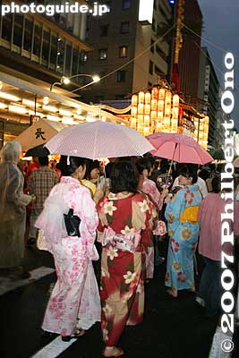 Shijo-dori street toward Naginata float
Keywords: kyoto gion matsuri festival summer float yoiyama night evening