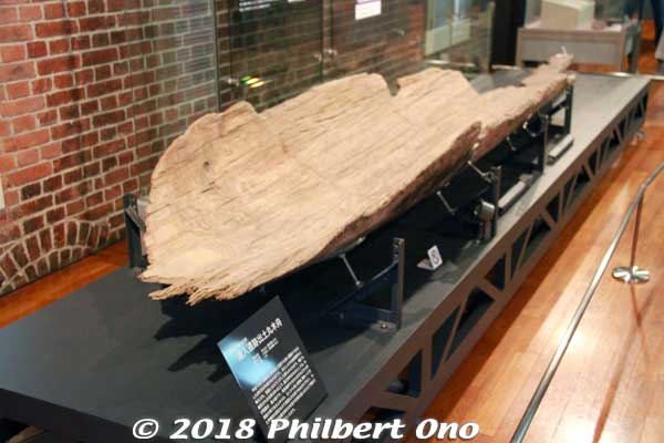 Ancient dugout canoe found in Maizuru.
Keywords: kyoto Maizuru Brick Park red buildings renga