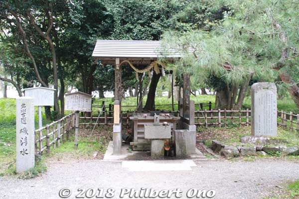 Near Amanohashidate Shrine is this well of pure spring water named "Iso-shimizu" (磯清水) famous since the Heian Period.
Keywords: kyoto miyazu Amanohashidate