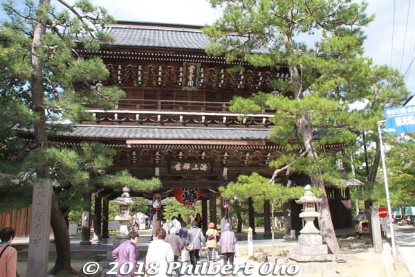 Visitors to Amanohashidate can hardly miss Chionji Temple when you see this large Sanmon gate next to the entrance of Amanohashidate at the southern end. Since you're there, might as well see the temple too. 山門
Map: https://goo.gl/maps/Anjk19rRLzT2
Keywords: kyoto miyazu chionji rinzai zen buddhist temple japantemple