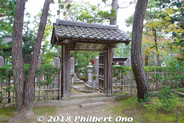 Small cemetery for temple priests.
Keywords: kyoto miyazu chionji rinzai zen buddhist temple