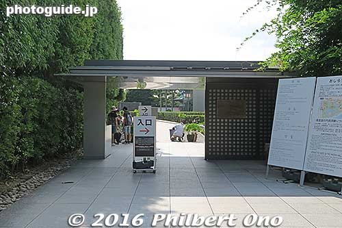 Entrance to Byodo-in. Pay admission fee to enter.
Keywords: kyoto uji byodo-in buddhist temple