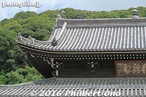 Chinese-style architecture is obvious with the roof corners curling upward.
Keywords: kyoto uji manpukuji mampukuji zen chinese buddhist temple