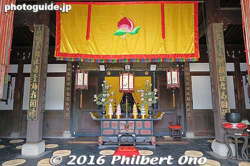 Altar inside the Kaizan-do Hall.
Keywords: kyoto uji manpukuji mampukuji zen chinese buddhist temple