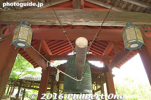 Manpukuji temple bell in a corridor.
Keywords: kyoto uji manpukuji mampukuji zen chinese buddhist temple
