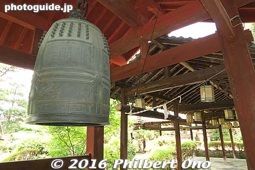 Manpukuji temple bell in a corridor.
Keywords: kyoto uji manpukuji mampukuji zen chinese buddhist temple