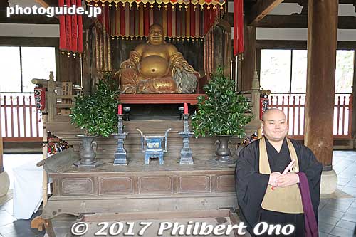 Our Manpukuji priest guide admits his resemblance to Hotei and kindly posed next to it.
Keywords: kyoto uji manpukuji mampukuji zen chinese buddhist temple japanpriest