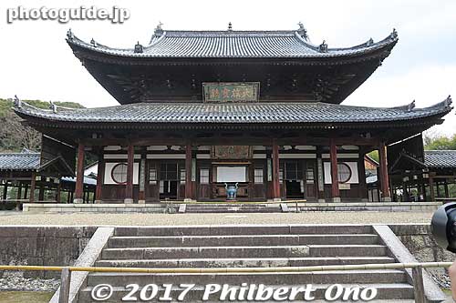 Daiohoden Hall (Important Cultural Property), Manpukuji's main temple. 大雄寶殿（だうおうほうでん）
Keywords: kyoto uji manpukuji mampukuji zen chinese buddhist temple