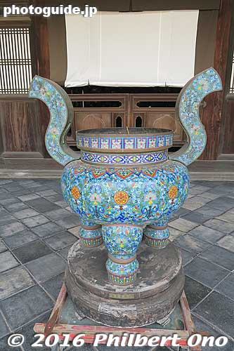 Chinese-style incense burner.
Keywords: kyoto uji manpukuji mampukuji zen chinese buddhist temple