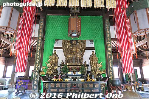 Altar inside Daiohoden Hall, Manpukuji's main temple. It worships a sitting Shaka Nyorai or Gautama Buddha. 大雄寶殿（だうおうほうでん）
Keywords: kyoto uji manpukuji mampukuji zen chinese buddhist temple