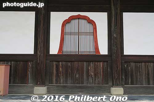 Hatto Hall's bell-shaped window.
Keywords: kyoto uji manpukuji mampukuji zen chinese buddhist temple