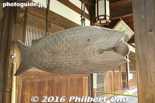 Manpukuji's famous fish board. 魚梆
Keywords: kyoto uji manpukuji mampukuji zen chinese buddhist temple japantemple