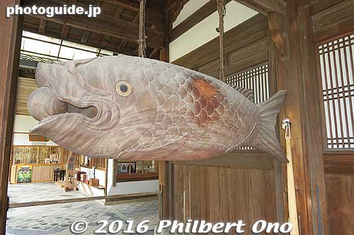 Manpukuji's famous wooden fish board used like a gong to indicate the time. 魚梆
Keywords: kyoto uji manpukuji mampukuji zen chinese buddhist temple
