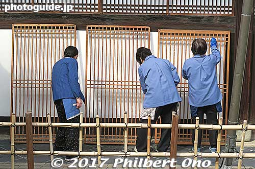 Women cleaning the sliding lattice doors before repapering.
Keywords: kyoto uji manpukuji mampukuji zen chinese buddhist temple
