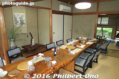 Inside Icho-an. We could immediately tell that it was Chinese since the food was served on a turntable (Lazy Susan) which you can see in the photo.
(This photo was taken after we finished lunch.)
Keywords: kyoto uji manpukuji mampukuji zen chinese buddhist temple