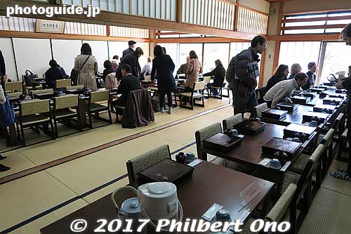 On my second visit to Manpukuji, I went with a group of foreigners and had lunch at the temple's restaurant Oryokaku (黄龍閣) serving Chinese-style shojin-ryori (religious vegetarian cuisine) called fucha-ryori (普茶料理).
Keywords: kyoto uji manpukuji mampukuji zen chinese buddhist temple