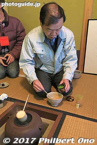 Behind Horii Shichimeien's tea shop is a small tea house for tea ceremony. Mr. Horii kindly prepares his finest marcha tea for us.
Keywords: kyoto uji tea matcha Okunoyama Chaen horii
