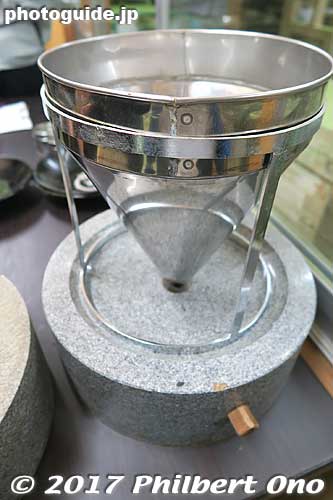 Sample grinder. The dried tea leaves are fed through a funnel to the grinding stones.
Keywords: kyoto uji tea matcha Okunoyama Chaen horii