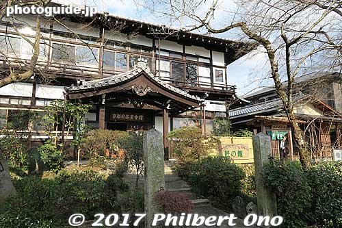 Tourists visiting Byodo-in temple can also experience and taste Uji tea at nearby Takumi no Yakata (匠の館).
Keywords: kyoto uji tea matcha