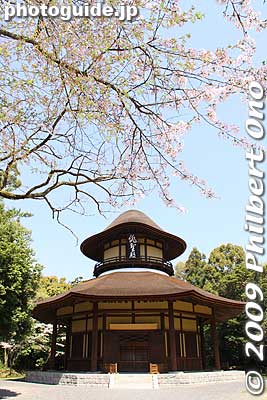 The building was designed by architect Ito Chota (1867-1954) (伊東 忠太) who designed numerous shrine and temple buildings in the 1920s and '30s, including Tsukiji Hongwanji temple in Tokyo.
Keywords: mie iga-ueno matsuo basho childhood birthplace house haiku poet 