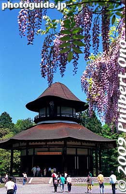 Haisei-den and wisteria in bloom. The Basho Matsuri Festival is a poetry reading held here on Oct. 12.
Keywords: mie iga-ueno matsuo basho childhood birthplace house haiku poet 