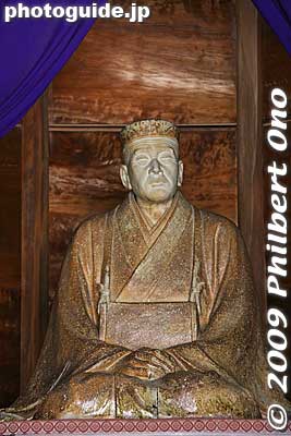 Iga-yaki ceramic statue of Basho inside the Haisei-den.
Keywords: mie iga-ueno matsuo basho childhood birthplace house haiku poet 