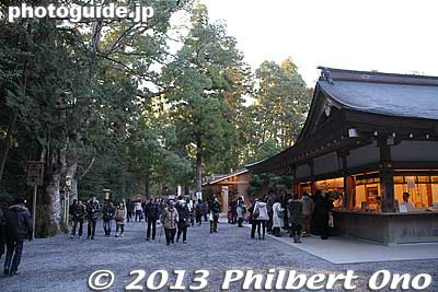 Keywords: mie ise jingu shrine shinto hatsumode new years day shogatsu worshippers prayers