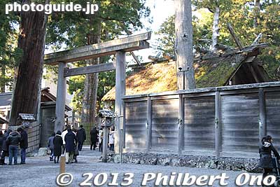 Keywords: mie ise jingu shrine shinto hatsumode new years day shogatsu worshippers prayers