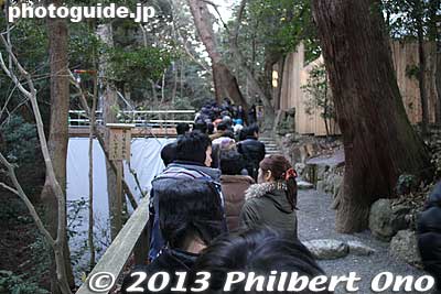 Long line to pray at Taka-no-miya Shrine. "Taka" literally means "many felicitations." 多賀宮
Keywords: mie ise jingu shrine shinto hatsumode new years day shogatsu worshippers prayers