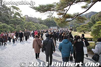 After crossing Uji Bridge, it is a gravel path to the shrine.
Keywords: mie ise jingu shrine shinto hatsumode new year&#039;s day shogatsu worshippers